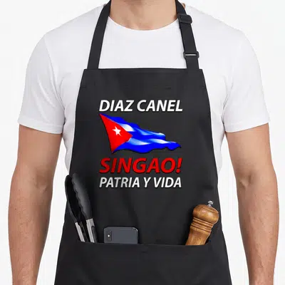Patria mozambican apron - Cuban flag between Diaz Canel Singao Patria y Vida text in blue red white — shown on a black cotton canvas apron against a white background
